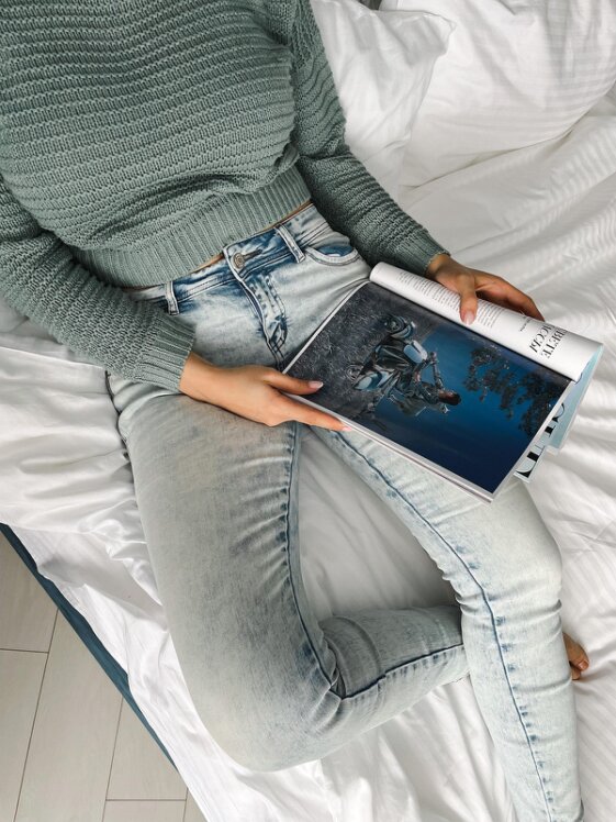 Person hält ein Gesundheitsmagazin in der Hand