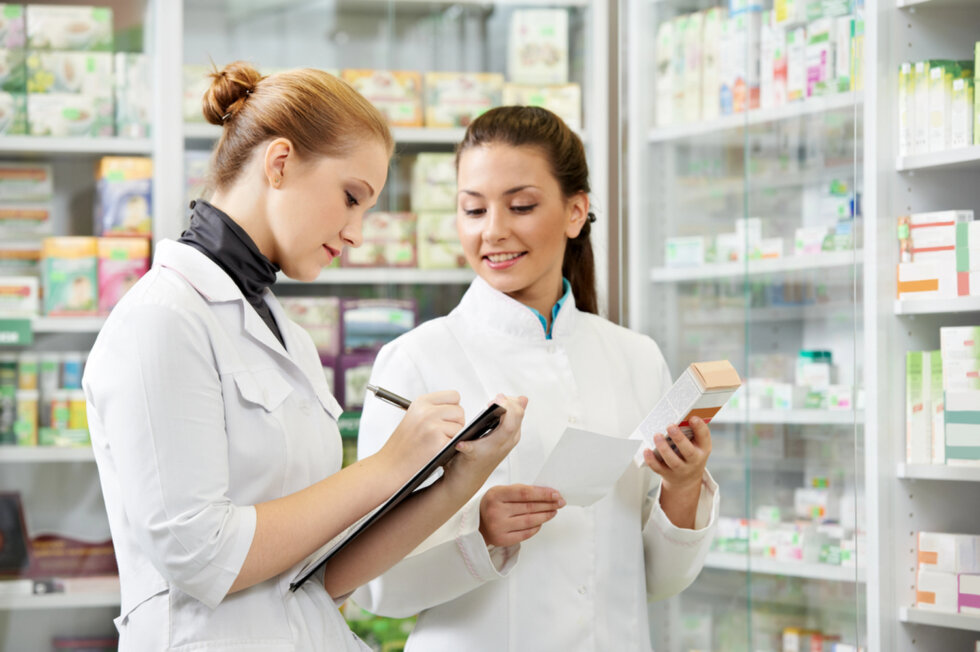 Persönliche Beratung einer Kundin in der Apotheke